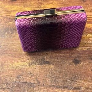 Clutch purse. Purple color. Snake print.